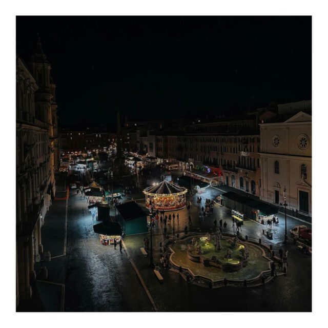 'O potemo dì. Ce dispiace quanno tolgono tutte 'ste luci a Piazza Navona. ❤️‍🩹

📸 @yoland.i 

#RomeIsMore #Roma